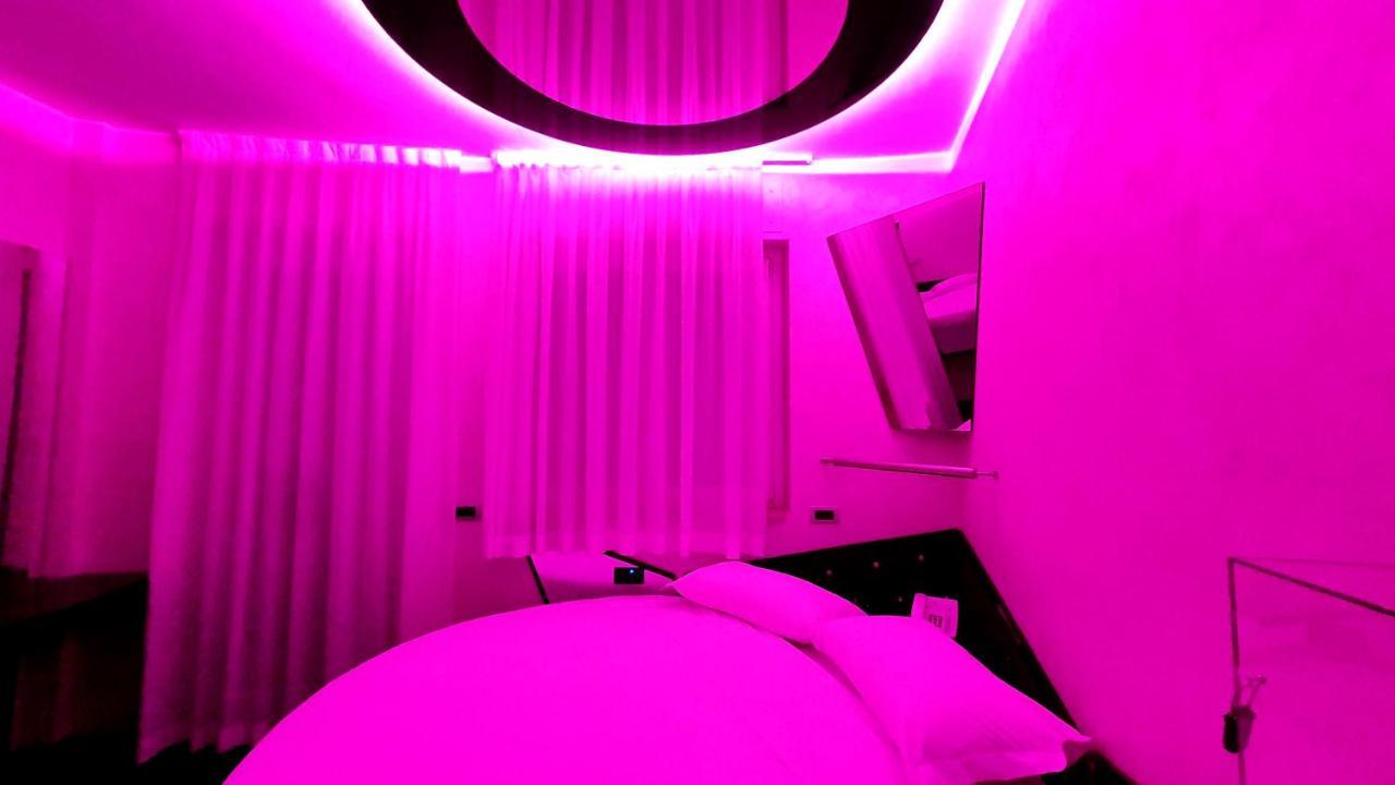 C Rooms - Love Motel Monza Чинізелло-Бальсамо Екстер'єр фото