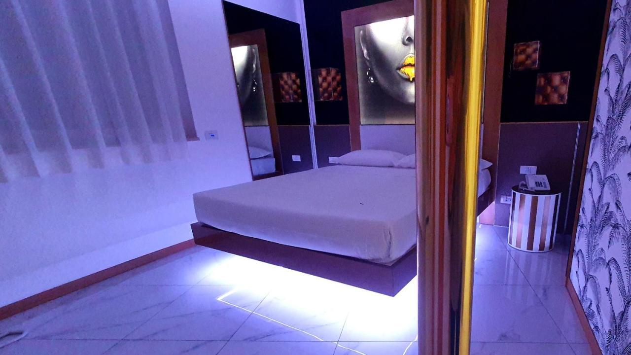 C Rooms - Love Motel Monza Чинізелло-Бальсамо Екстер'єр фото