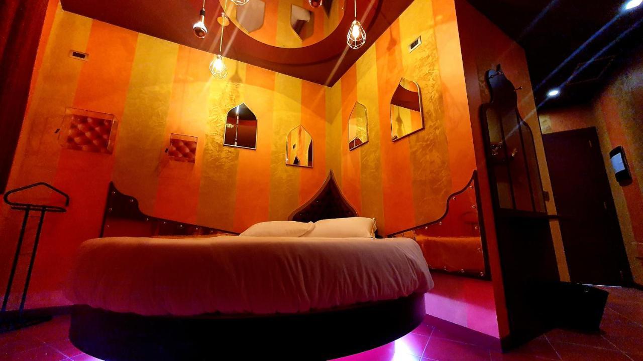 C Rooms - Love Motel Monza Чинізелло-Бальсамо Екстер'єр фото
